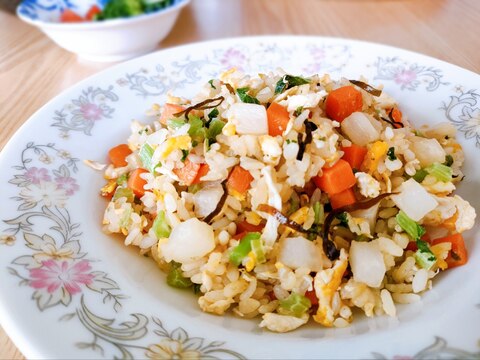 塩昆布で旨みアップ☆大根と人参の炒飯